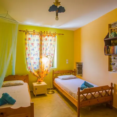 Iris' Traditional Stone House Апартаменты