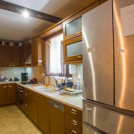 Iris' Traditional Stone House Апартаменты