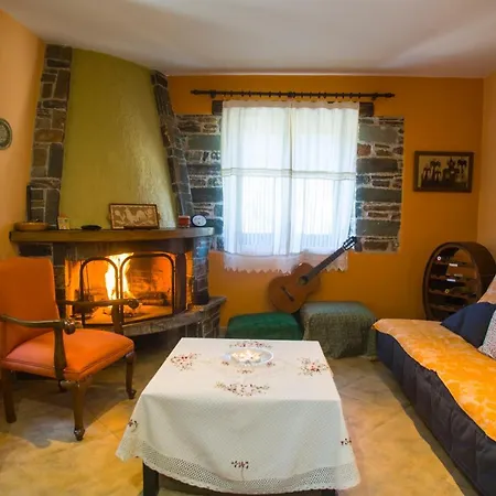 Iris' Traditional Stone House Апартаменты Zarakes